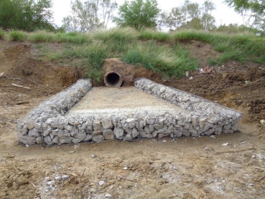 Gabion filter captures trash and silt and improves water quality